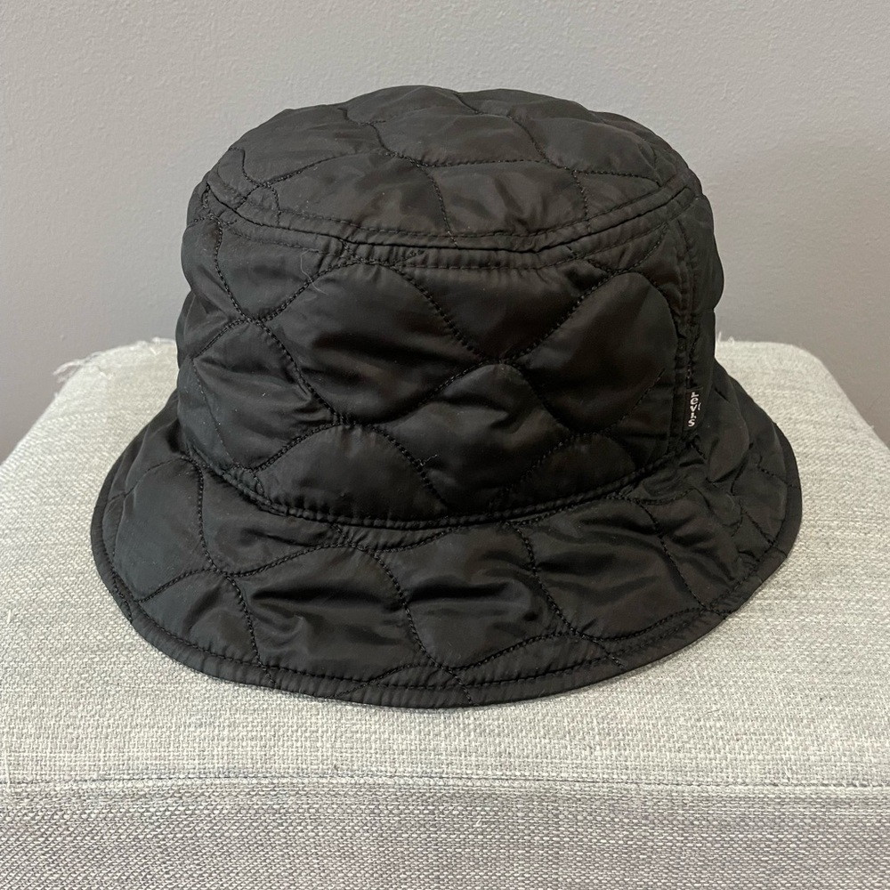 Levi’s bucket hat.